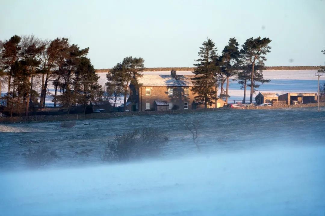 昨天比基尼!今天下雪!英国的天气能有多奇葩?