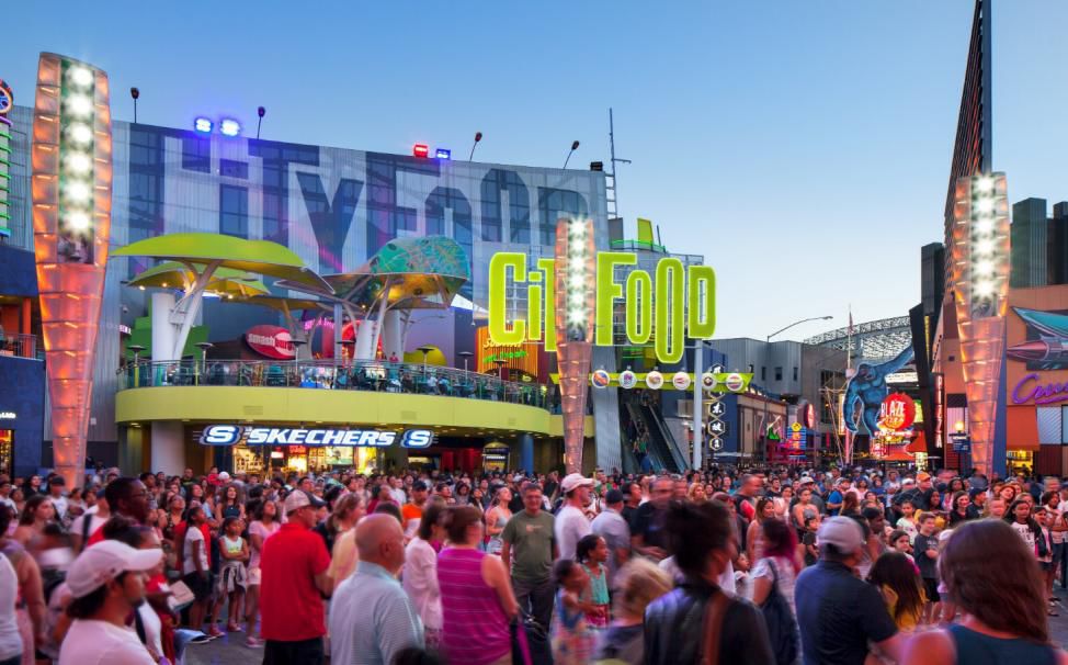 为浸入而生，是什么赋予主题乐园商业街区的造梦延续