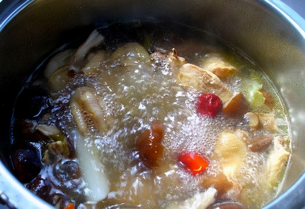 鸡肉炖大骨又烂又香,鸡肉炖熟了再做干锅鸡