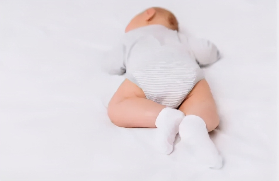 一不留神宝宝爬到床底,宝宝不注意趴在枕头上多久会死亡