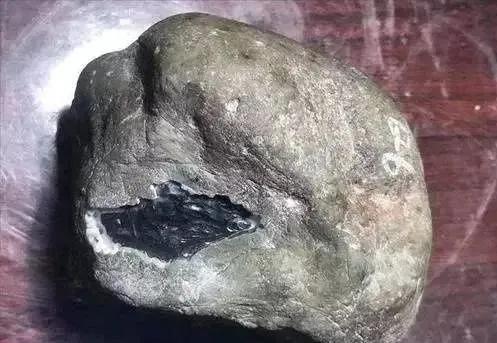 88万玻璃种原石,168万买原石一刀切出蛛网裂