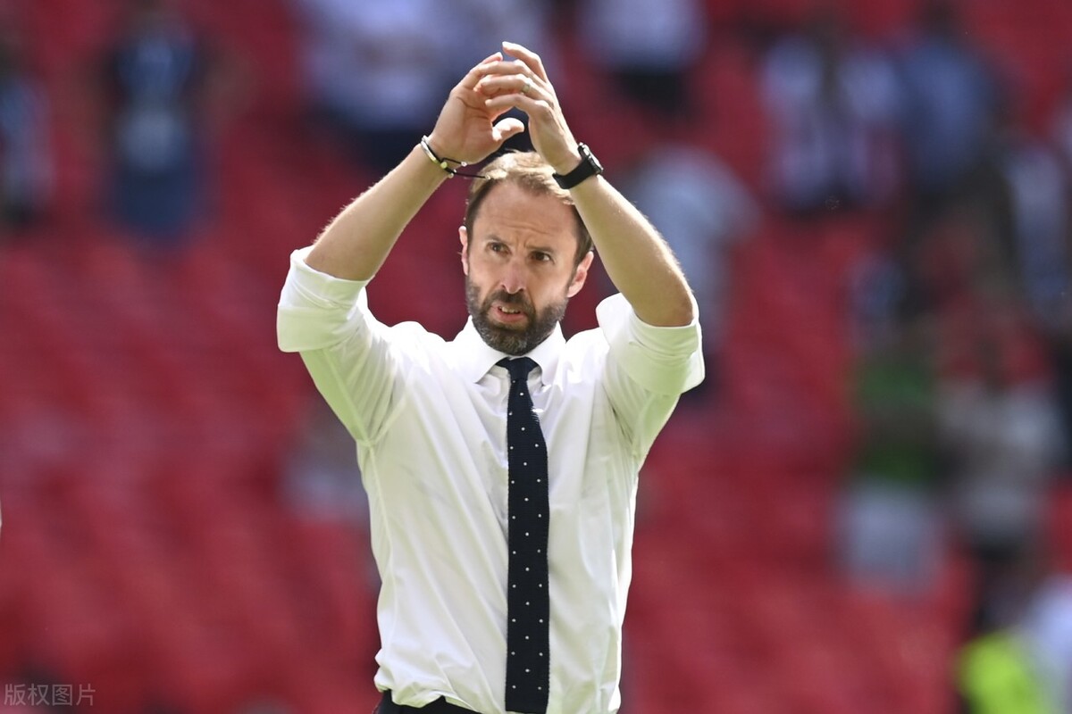 穆里尼奥质疑卢克·肖的能力反遭怒喷！当初穆帅在曼联下课时，卢克·肖面对镜头竖起大拇指，两人就此结下梁子