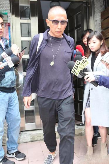 钮承泽被曝性侵后剃光头现身警局：我已被判处“死刑”