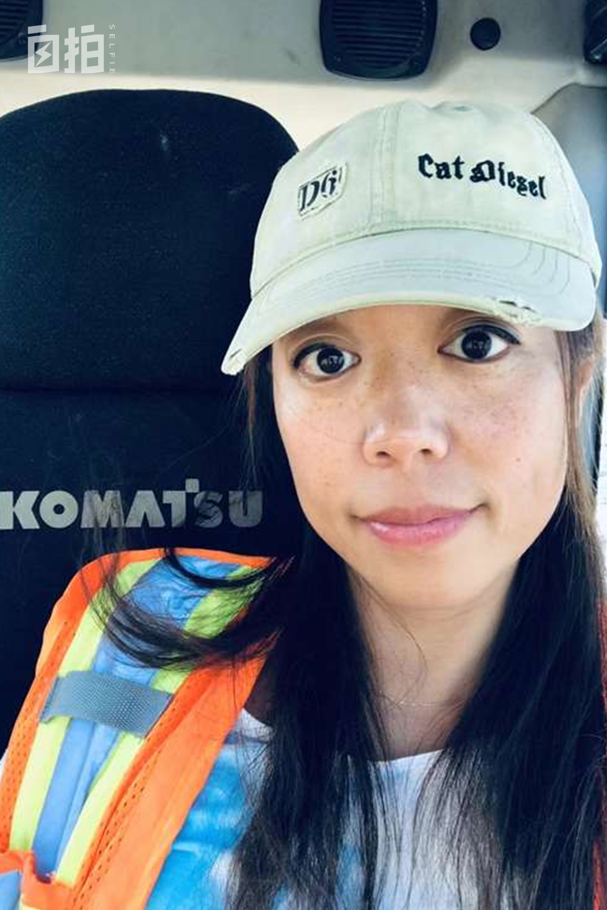 东北女大学生留学加拿大开挖掘机,在加拿大开挖掘机