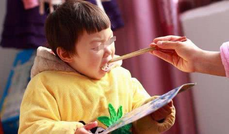 一直给孩子喂饭,怎么引导孩子自主进食