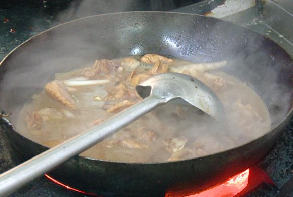 鲁菜经典｜大师揭秘正宗黄焖鸡，色泽黄亮，口感滑嫩，酱香醇厚