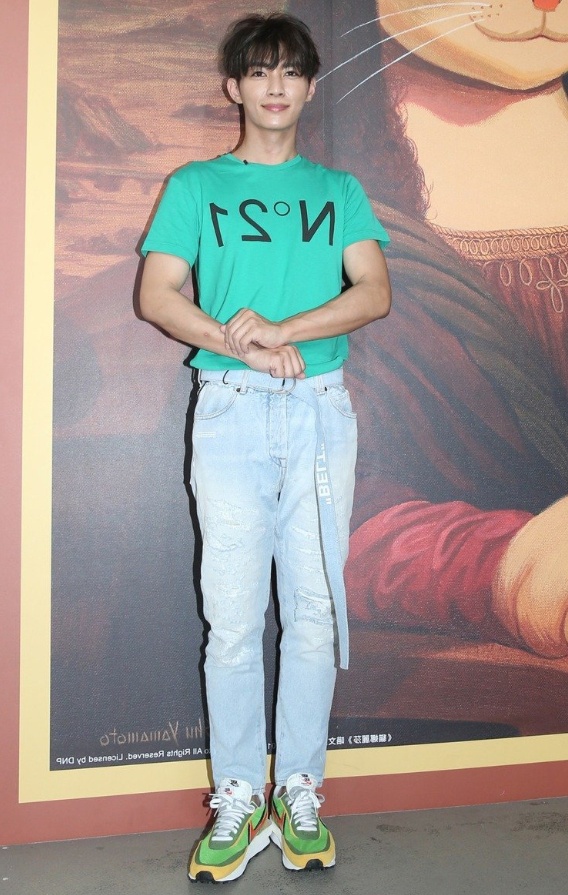 别再穿匡威了，现在火了耐克“情侣鞋”，改天还能和女友换着穿