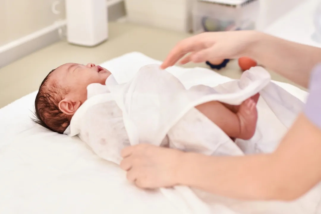 新生儿如何穿衣才不会冷,新生儿怕冷还是怕热