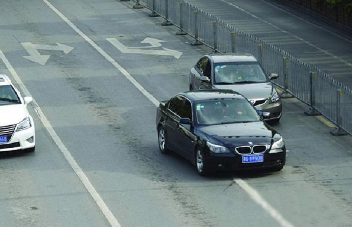 电动车追尾电动车人受伤谁负责,电动车追尾汽车有人受伤谁负责