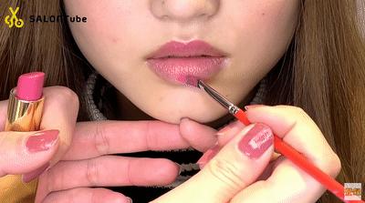 看看自己嘴型适合怎么涂口红,怎么让嘴唇涂完口红后显得很水润