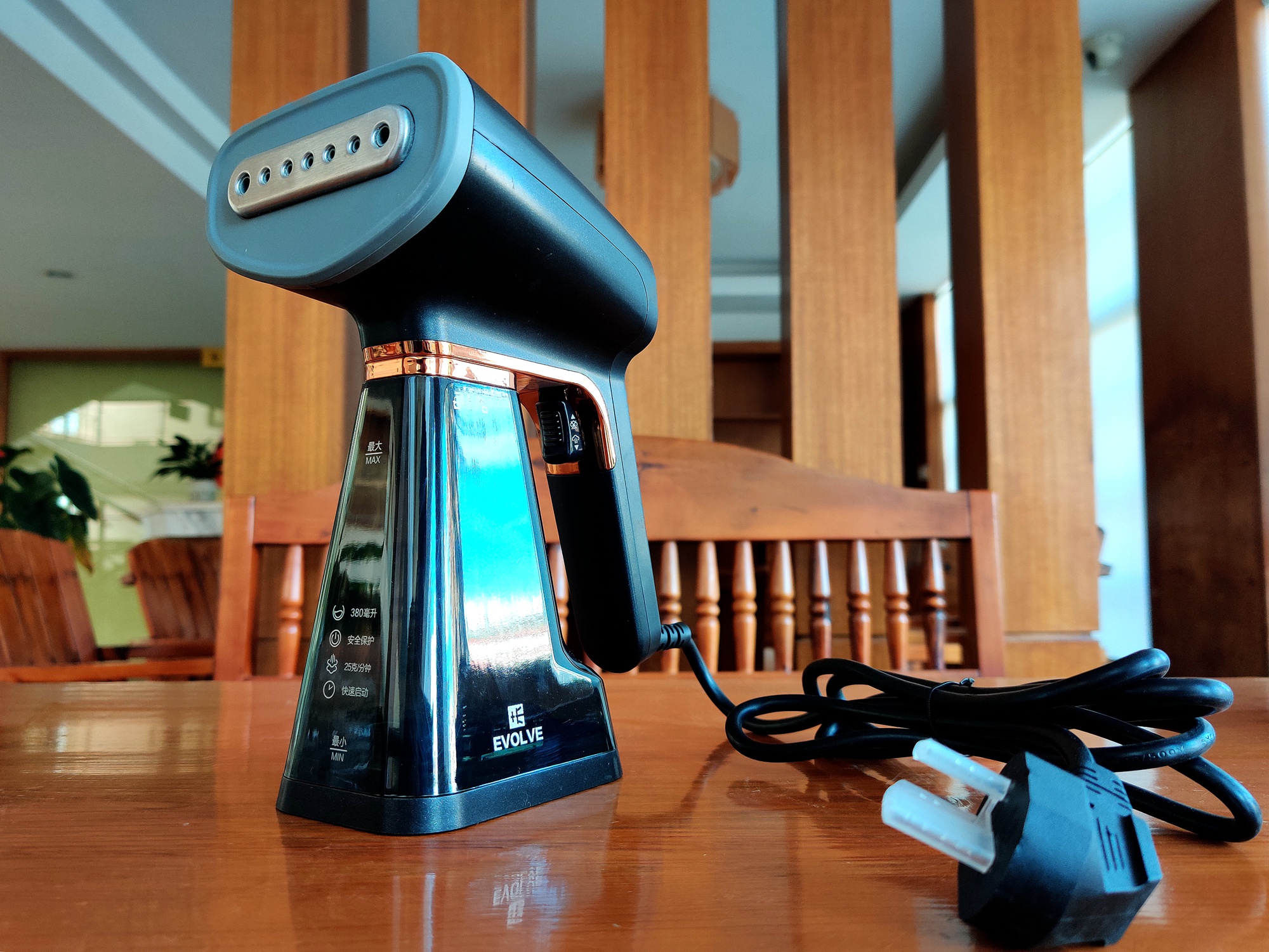 家居旅行都实用，卓力出品的衣未手持挂烫机，300多香不香