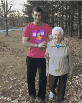 93岁奶奶恶搞27岁孙子一夜爆红！1300万网友实力围观：奶奶太坑了