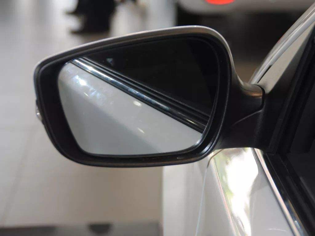 下雨天车后视镜看不清怎么解决,下雨天侧窗玻璃模糊看不清后视镜