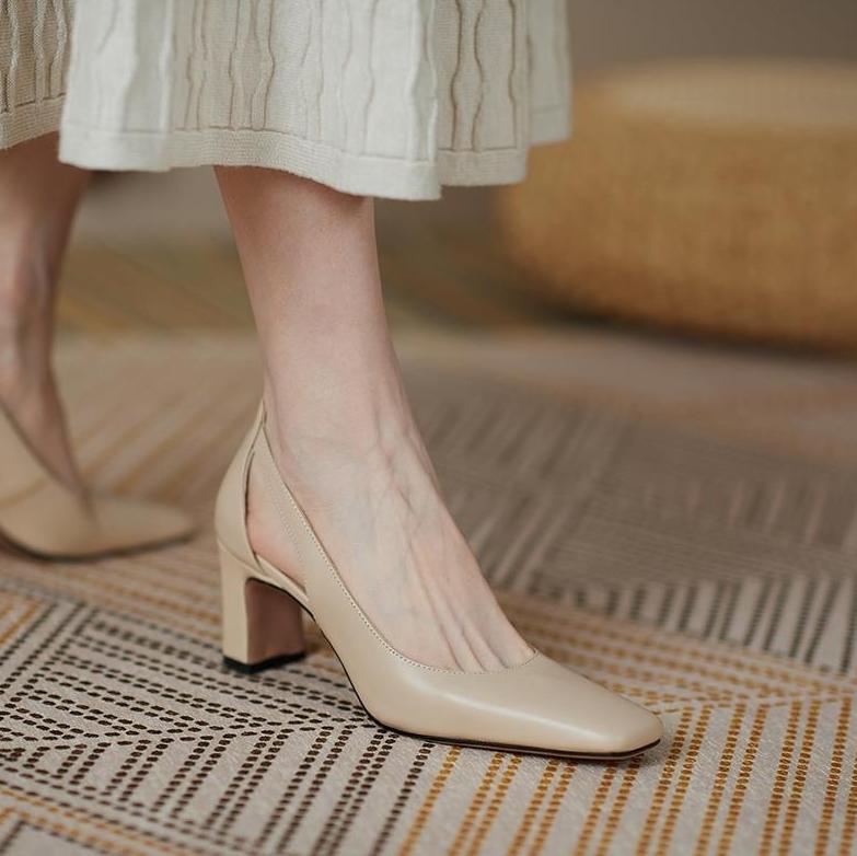 夏日穿鞋不要再选这3个颜色了，容易显脚黑，不洋气