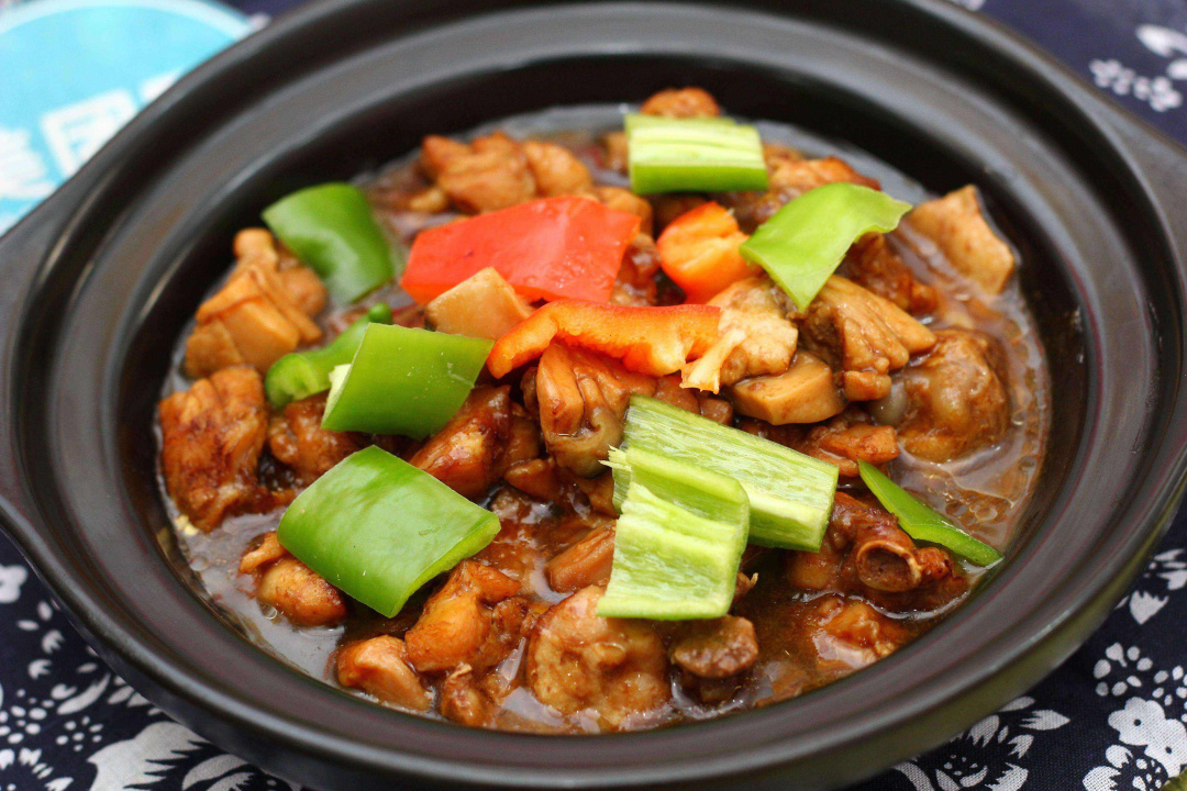 济南的黄焖鸡为什么那么好吃,黄焖鸡米饭起源于济南哪里