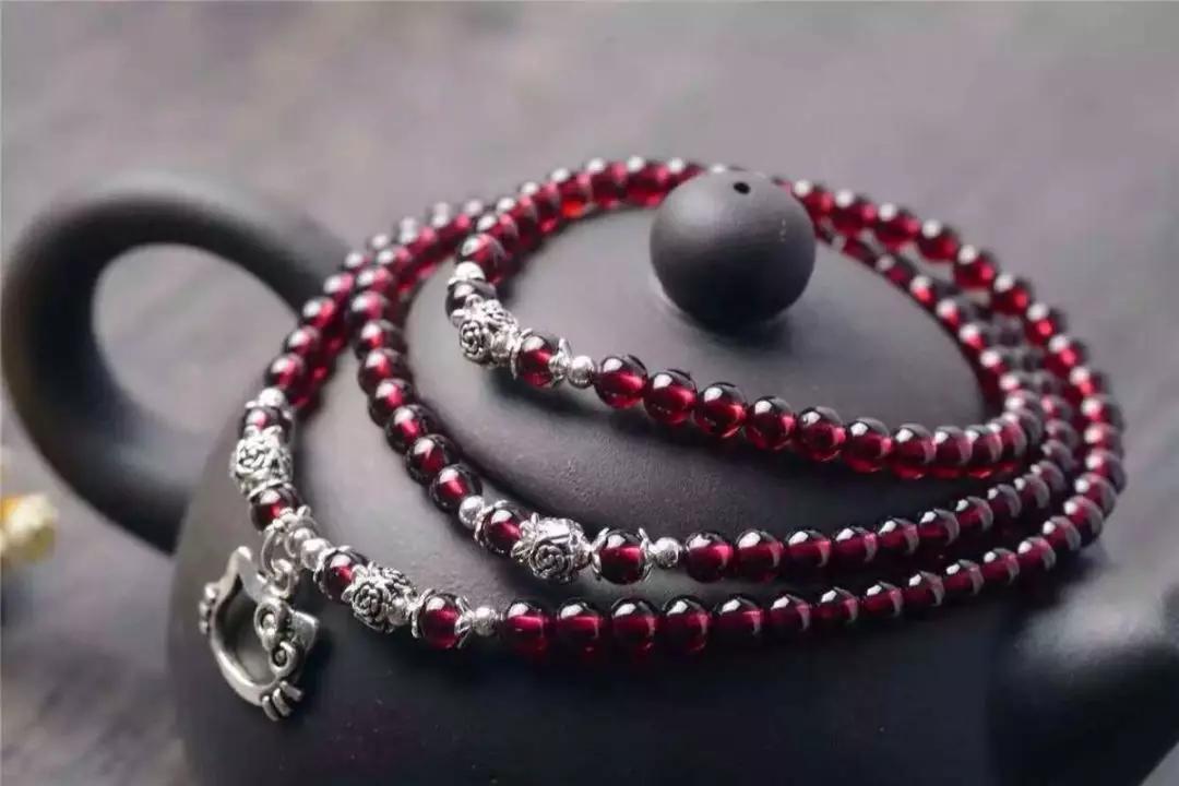 石榴石手串带了十几年的假货危害,石榴石手串戴久了发黑是怎么回事