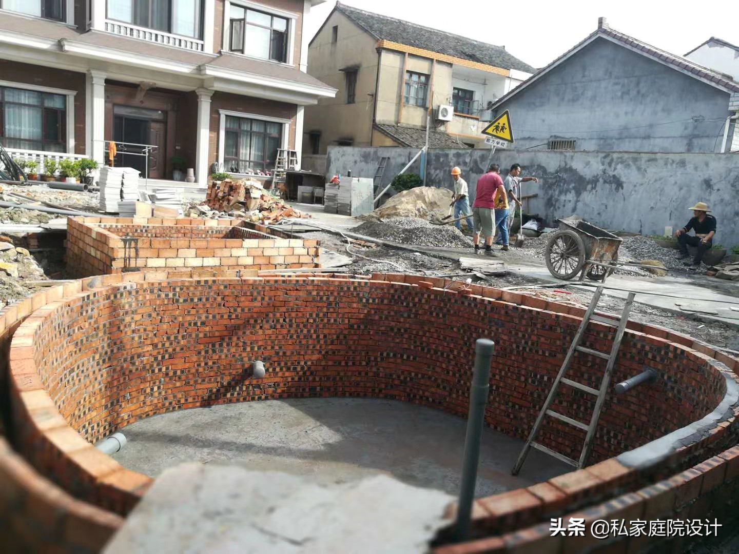 庭院锦鲤鱼池假山造景施工,大兴庭院锦鲤鱼池设计公司排名