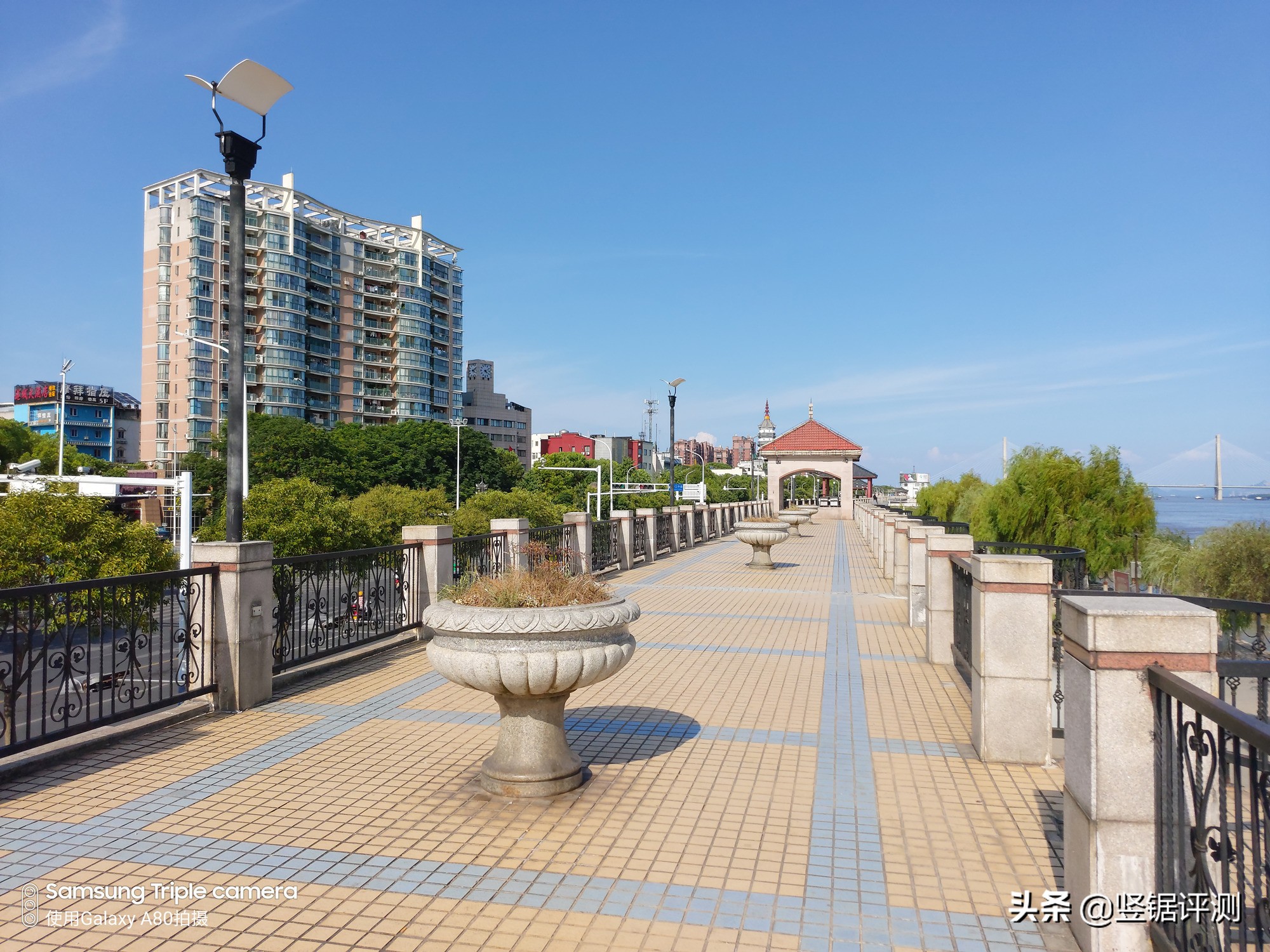 三星A80深度评测,6.7英寸全面屏,旋转摄像头设计