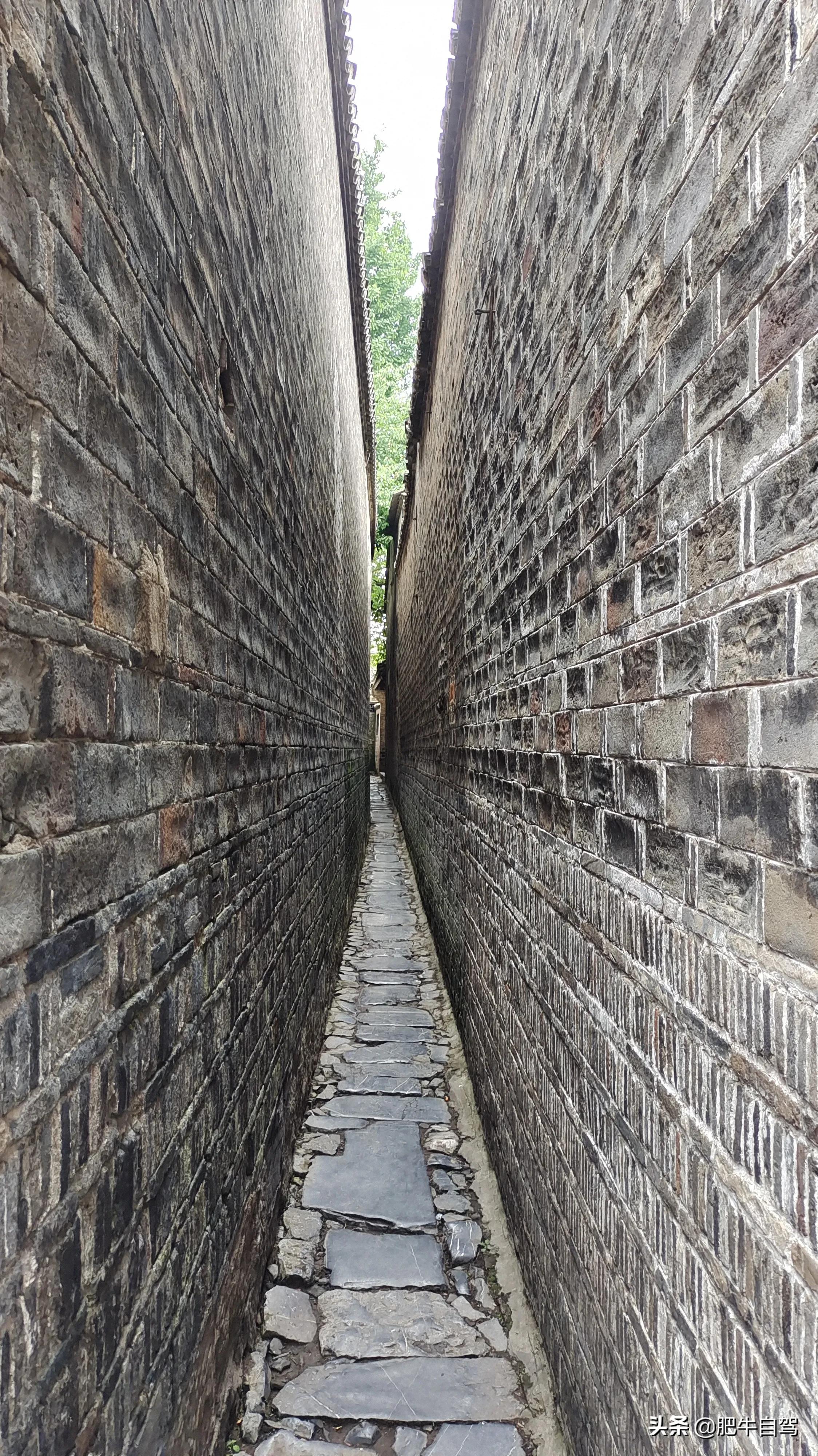 这古镇既有江南的小桥流水,更有原味的古色古香,它就是三河古镇