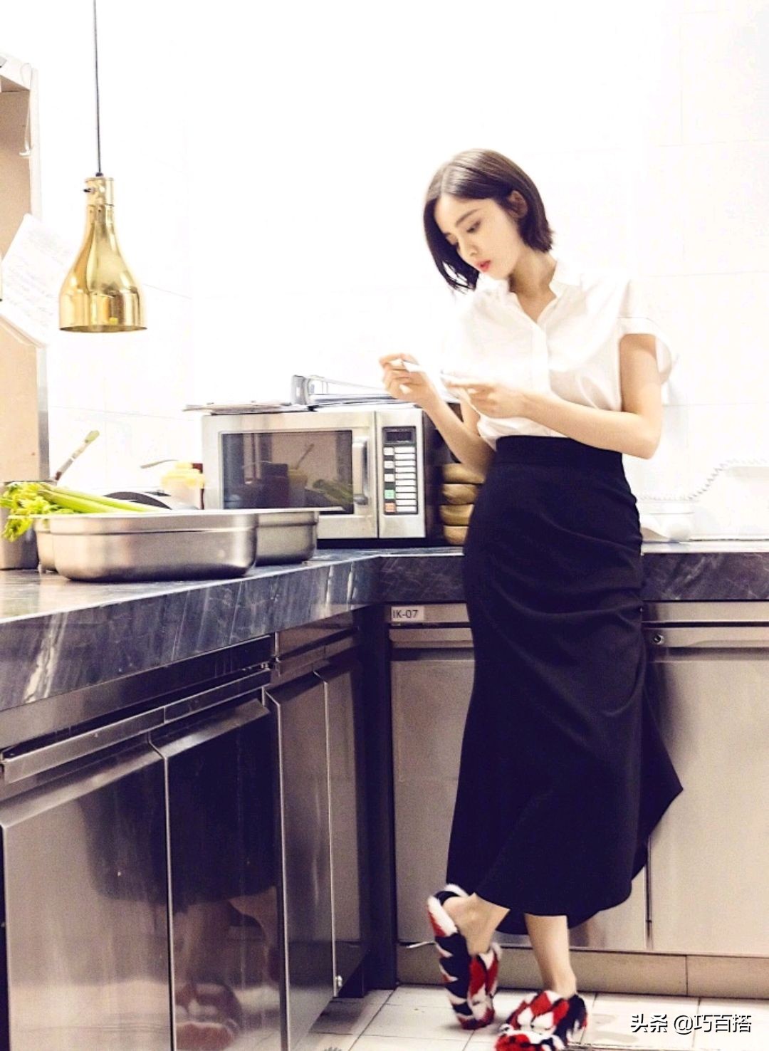 娜扎斜肩黑色丝绒长裙造型,娜扎吊带裙穿搭