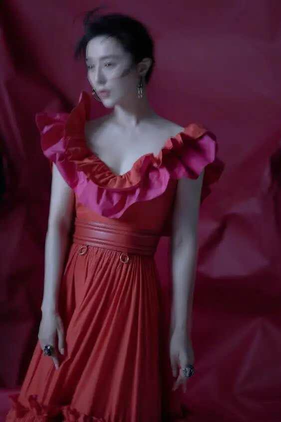 范冰冰穿深v白西装秀身材,范冰冰穿西装大背头照片