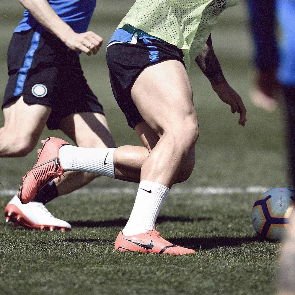 拆开刚买的小腿袜，男朋友特严肃的问：是不是打算饭后去踢个球？