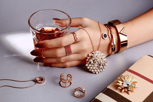 白癜风可以戴金手镯么,白癜风佩戴什么首饰好