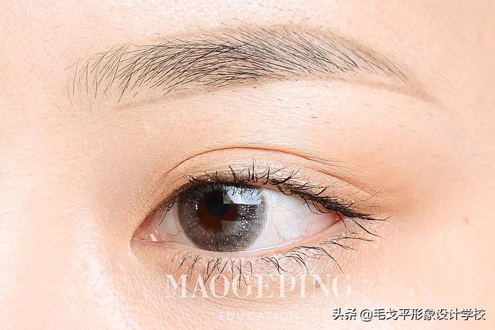 圆脸女生怎样化妆才能显得好看,圆脸怎么化妆显脸小淡妆