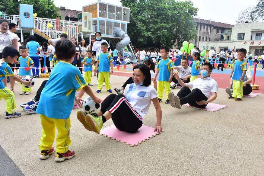 内江实幼举行“童心向*党**，足梦前行”亲子游园活动