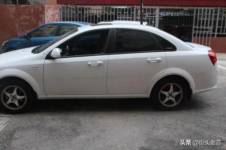 车停路边被刮了找不到人谁赔,车停路边被刮找到肇事者如何赔偿