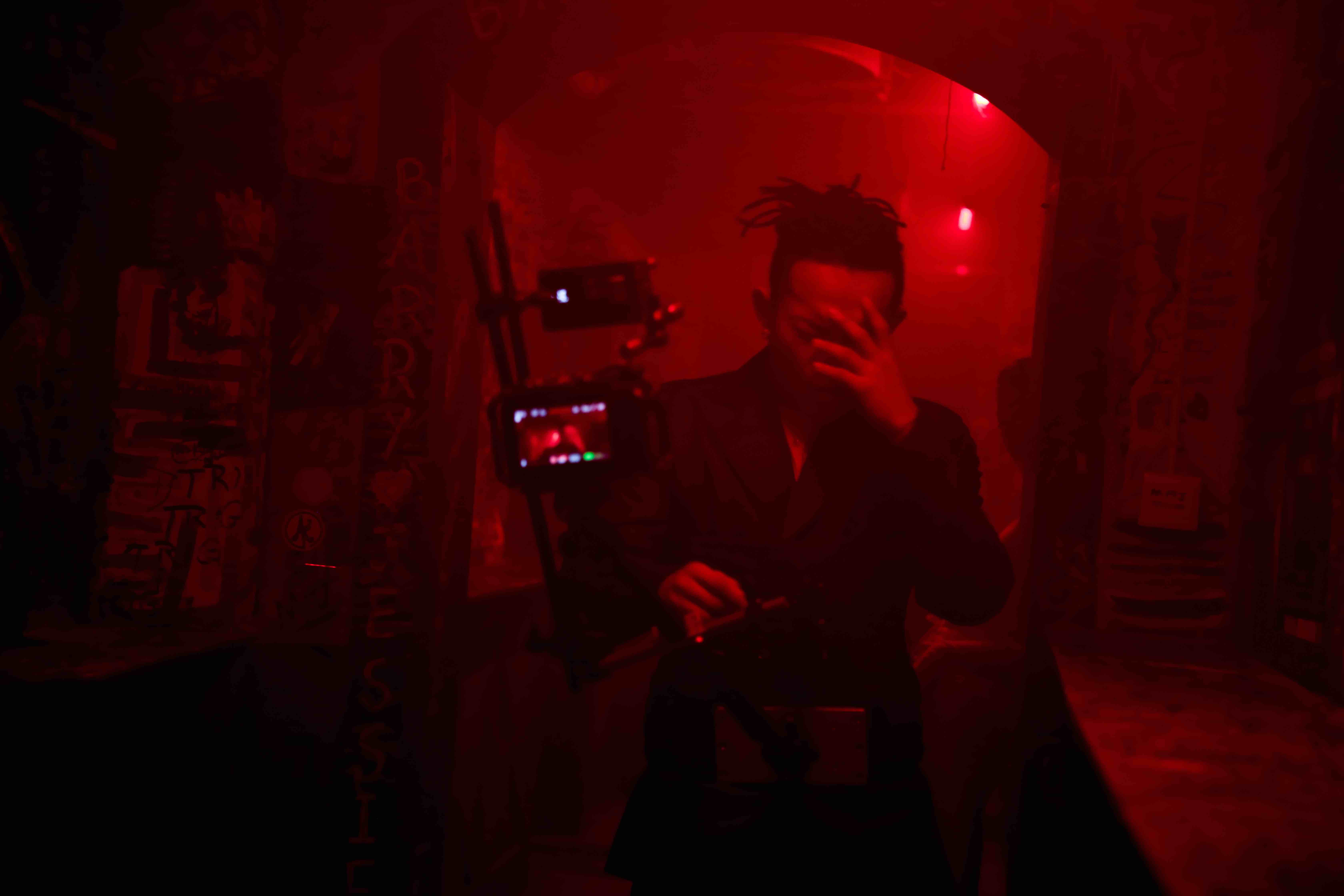 当你在重构自我时保持清醒｜黄旭《酒声》新歌MV首发