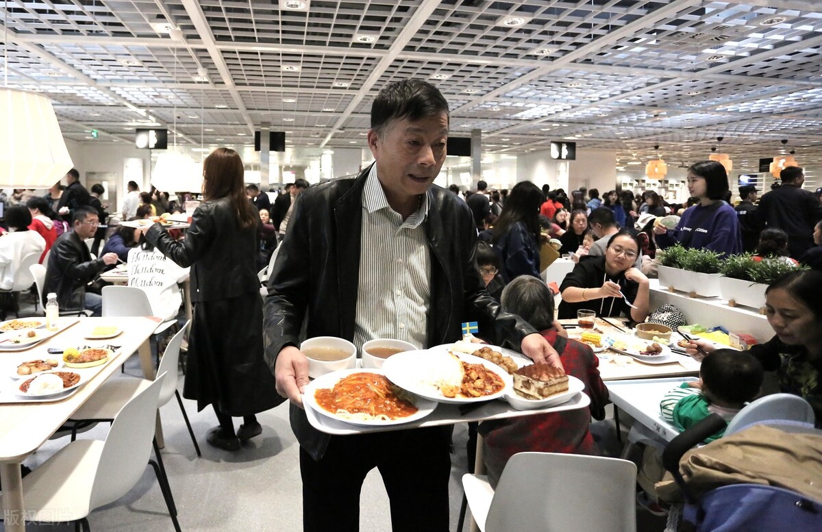 90后小伙开快餐店，饮料不要钱，反倒年赚130万，赚钱方法告诉你