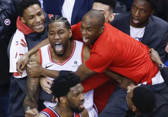 小卡抢七压哨绝杀76人,小卡绝杀76人小卡采访