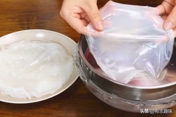 自制不用洗面的凉皮懒人方法,不用揉面不用洗面的凉皮做法