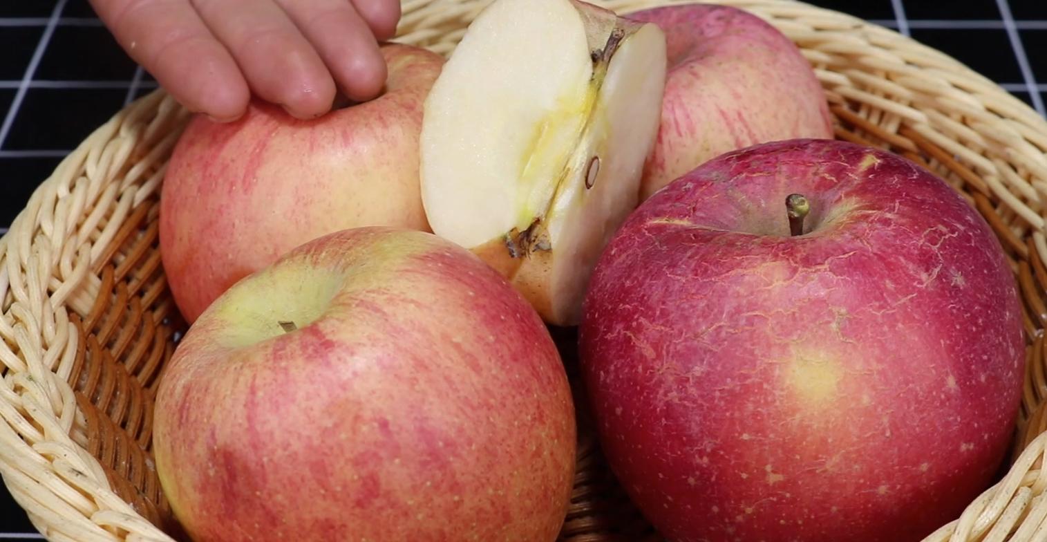 吃多久苹果对身体才有帮助,爱吃苹果的注意了这2个时间别吃