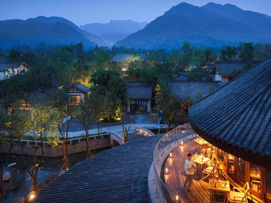 升维·蓄势·行大道丨500余位行业大咖青城山论道！第三届中国旅游上市公司峰会在都江堰市举行！