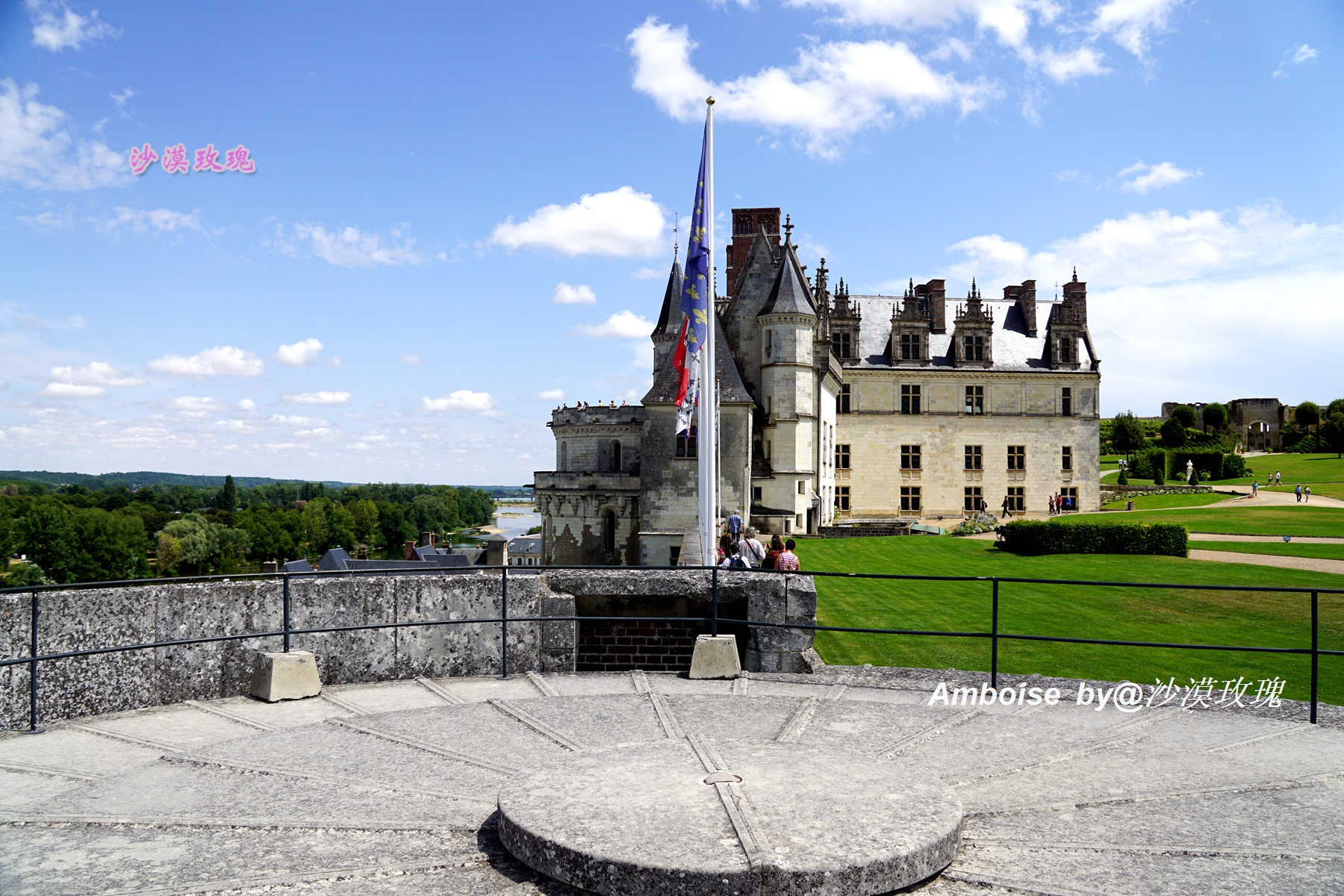 它是法国文艺复兴城堡的代表，一代巨匠达芬奇长眠于此