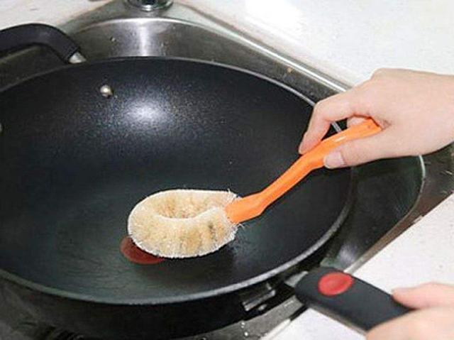 铁锅做饭为什么容易粘锅,铁锅做饭发黑还生锈