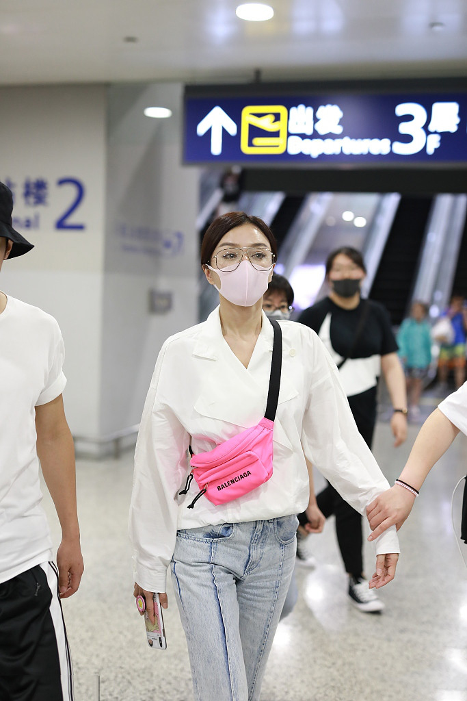 秦岚穿搭花少衬衫牛仔裤,秦岚toryburch牛仔裤