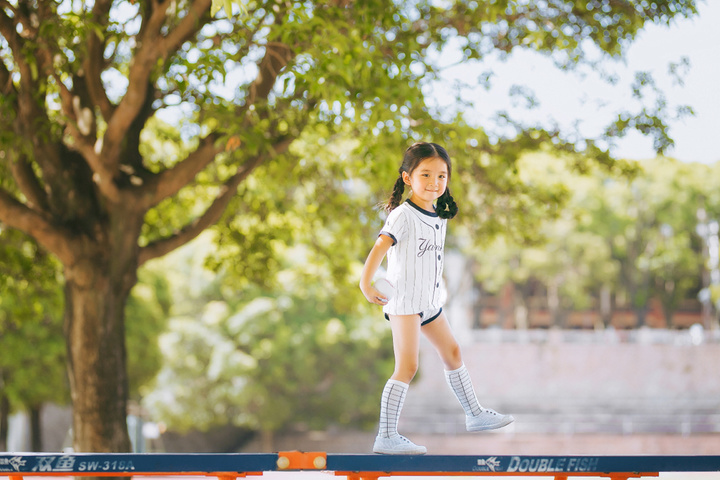 他所拍摄的萌娃温暖人心，满足了你对女儿的全部幻想