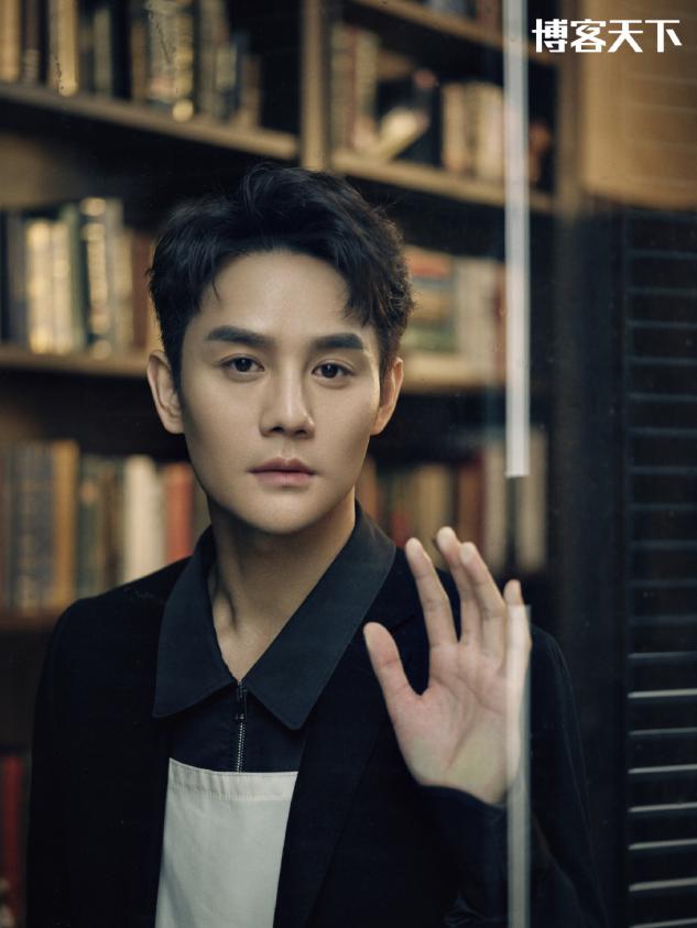 魅力挡不住王凯简约穿搭尽显清爽,王凯简单白色t恤穿出少年感