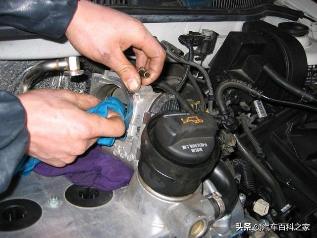 经常清洗节气门和火花塞积碳,清洗节气门在车上清洗可以吗