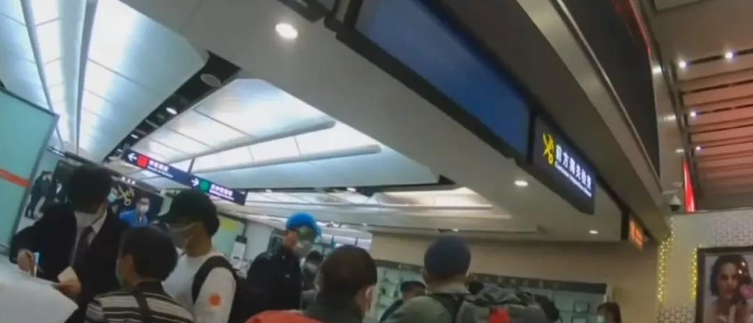 在机场和家人告别,在机场被救护车带走隔离的视频