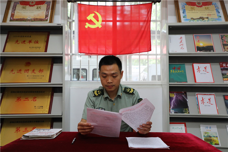 部队四期士官自愿留队申请书,军队上等兵留队申请书