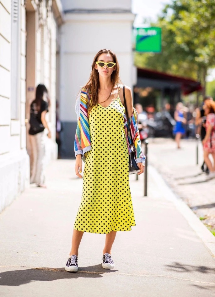 帆布鞋搭配什么样的裙子比较好看,高帮帆布鞋搭配短裙连衣裙秋冬