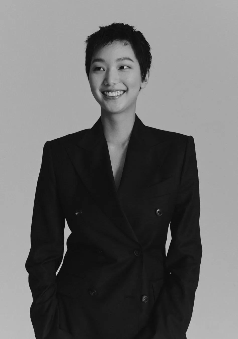 这个被嘲矮的超模火了！一脸硬伤，为啥还被Dior、Prada抢着宠？