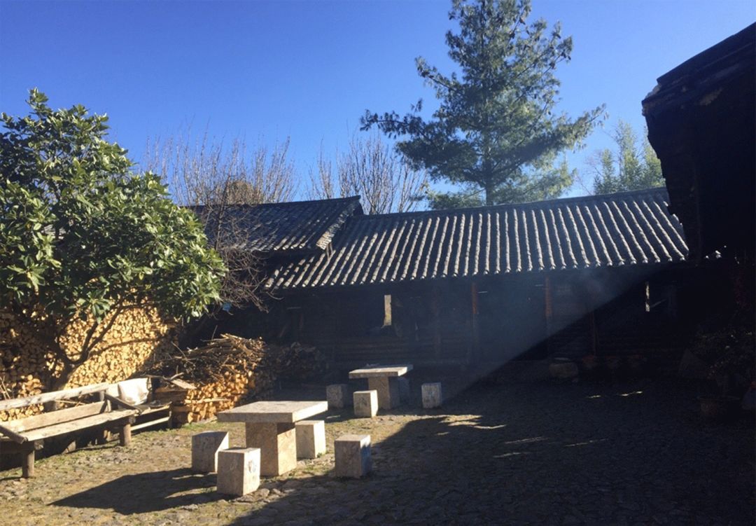 玉龙雪山日照金山的美,玉龙雪山日照金山美照