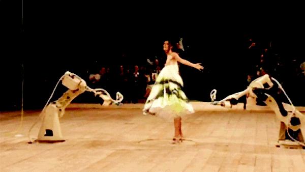 麦昆在时尚界的地位,时尚鬼才麦昆