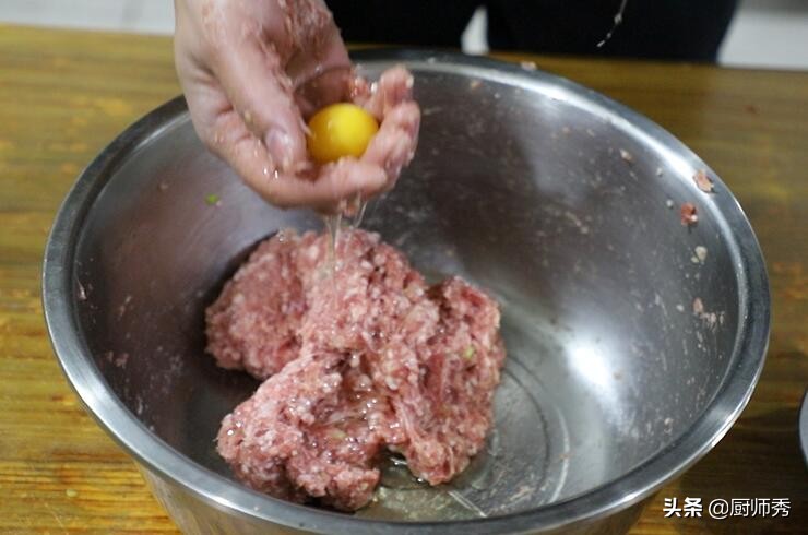 大厨做汆牛肉丸子怎么调馅,汆牛肉丸子的做法厨师