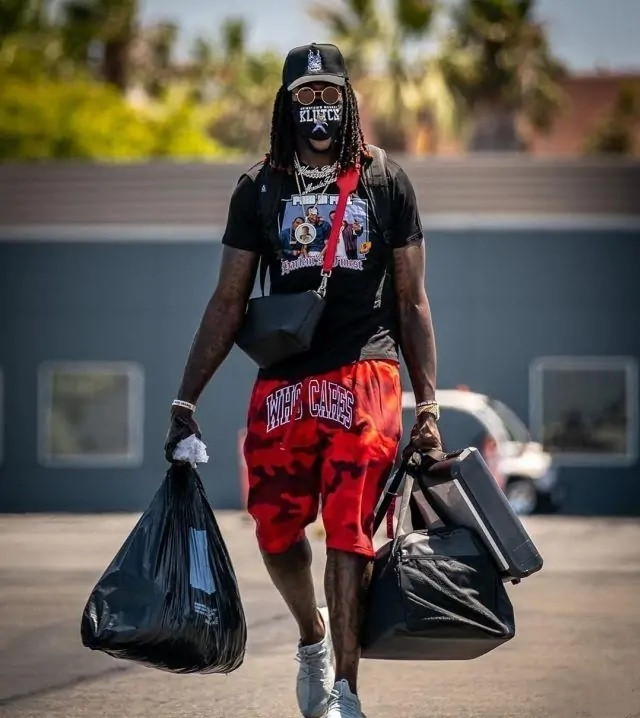 杜兰特穿太阳连帽衫球裤亮相,杜兰特穿西装在球场上瞎逛